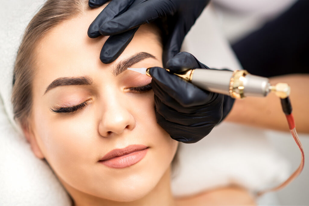 Une femme en train de se faire maquiller les sourcils avec un appareil de maquillage permanent